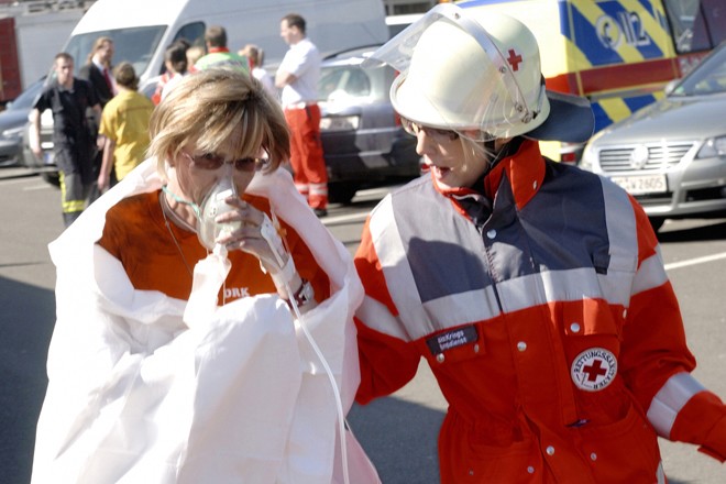 Helferübung: Bereitschaften - Sanitätsdienst; Journalistencamp Szenario „Brandanschlag auf ein Jugendheim“ Helferübung: Bereitschaften - Sanitätsdienst; Journalistencamp Szenario „Brandanschlag auf ein Jugendheim“