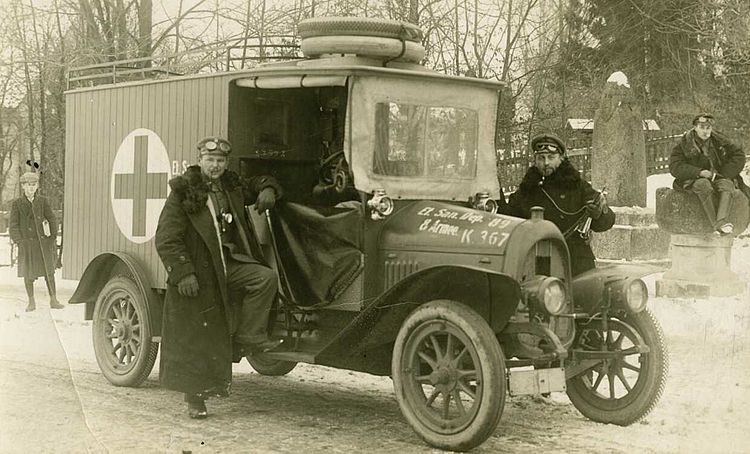Motorisierter Krankenwagen und Heeressanitäter im Ersten Weltkrieg in Darkehmen / Ostpreußen (DRK)