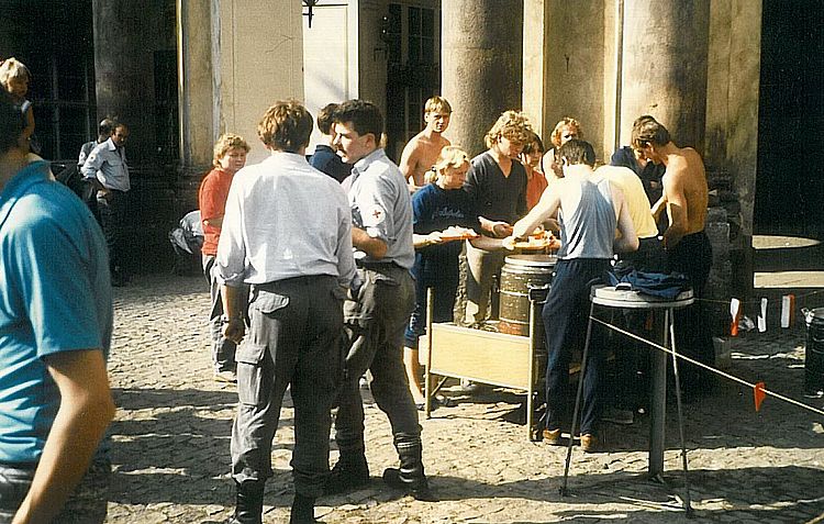 Einsatz des DRK auf dem Prager Botschaftsgelände zur Versorgung der Flüchtlinge mit Essen und Hilfsgütern (KV Euskirchen / DRK) Einsatz des DRK auf dem Prager Botschaftsgelände zur Versorgung der Flüchtlinge mit Essen und Hilfsgütern (KV Euskirchen / DRK)